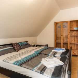 Großes, helles Zimmer mit Balkon und eigenem Bad