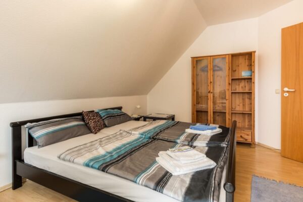 Großes, helles Zimmer mit Balkon und eigenem Bad